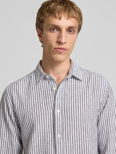 Männermodel trägt Regular Fit Freizeithemd aus Leinen-Baumwoll-Mix Modell 'CAIDEN' von Only & Sons, Optik:Allover-Muster, Nahaufnahme Oberkörper.