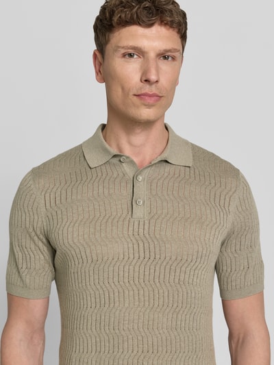 Männermodel trägt Slim Fit Strick-Poloshirt mit Knopfleiste von bugatti aus Baumwoll-Mix mit Seiden-Anteil, Nahaufnahme Oberkörper.
