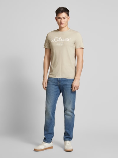 s.Oliver RED LABEL Regular Fit T-Shirt aus reiner Baumwolle mit Statement-Label-Print Beige 1