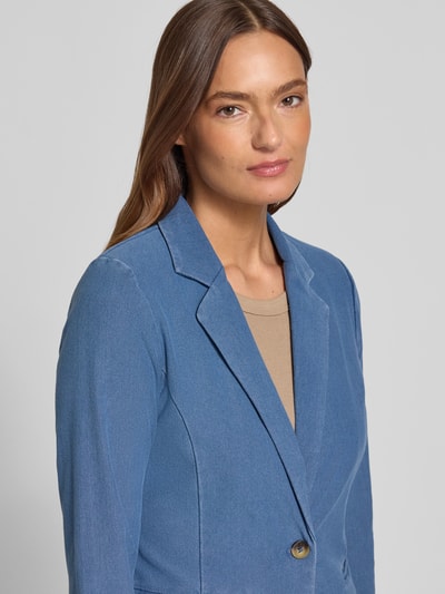 Kobiece model prezentuje Regular Fit Blazer in Denim-Optik Model 'Kate' od ICHI, mieszanka bawełny, denimowa faktura, kieszenie z wypustkami, zapięcie na guzik, fason taliowany, Szerokość w rozmiarze S: 43 cm, długość tyłu: 58 cm, długość rękawów: 63 cm, zbliżenie na górną część ciała.