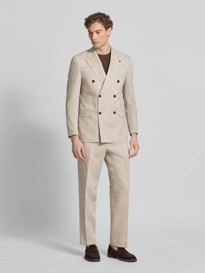 Männermodel trägt Anzug aus Viskose-Mix mit zweireihigem Sakko von Roy Robson in Beige, Struktur, Regular-Fit, Ganzkörperansicht von vorne. Bundweite 56 cm, Rückenlänge 74 cm, Schulterbreite 44 cm, Ärmellänge 66 cm, Innenbeinlänge 22 cm, Reverskragen, Pattentaschen, Anzughose mit Eingrifftaschen, Größe 50.