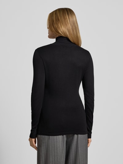 Frauenmodel trägt Longsleeve aus Viskose-Mix Modell 'MAFA' von ICHI in Schwarz mit Ripp-Optik, Rückenlänge 61 cm, Ganzkörperansicht Rückansicht.