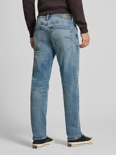 Männermodel trägt Slim Tapered Fit Jeans mit Eingrifftaschen Modell 'Streem' von G-Star Raw aus Reine Baumwolle, Ganzkörperansicht Rückansicht. Bundweite 44 cm, Innenbeinlänge 80 cm bei Größe 32/32, blaue Waschung, dezente Struktur.
