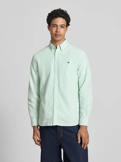 Mannermodel draagt Regular Fit vrijetijdsoverhemd met gestikt logo van Superdry, puur katoen, button-downkraag, knoopsluiting, sportmanchet, ruglengte maat M 73 cm, schouderbreedte 40 cm, mouwlengte 63 cm, lichtgroen met fijne verticale strepen, gladde textuur, relaxte uitstraling, geheel lichaamsaanzicht van voren.