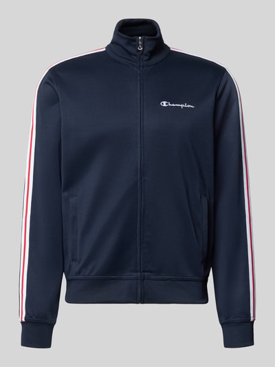 Produktfoto, Sweatjacke mit Bordüre von Champion im Baumwoll-Mix in Dunkelblau, gerader Schnitt, Stehkragen, Reißverschluss, Label-Stitching, Bordüre mit roten und weißen Streifen entlang der Ärmel, seitliche Eingrifftaschen, Rückenlänge 65 cm, Ärmellänge 68 cm.