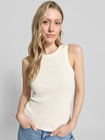 Frauenmodel trägt Slim Fit Tank Top aus Baumwoll-Mix Modell 'SMILE CAISA TANK TOP' von Vero Moda, Optik: Unifarben, Motiv-Stitching, Rundhals, Feinripp, Nahaufnahme Oberkörper.