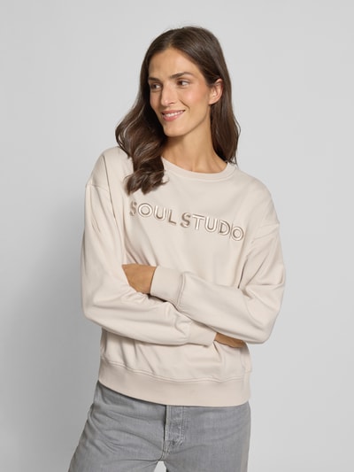 Smith and Soul Bluza z wyhaftowanym napisem model ‘SOUL STUDIO’ Piaskowy 3