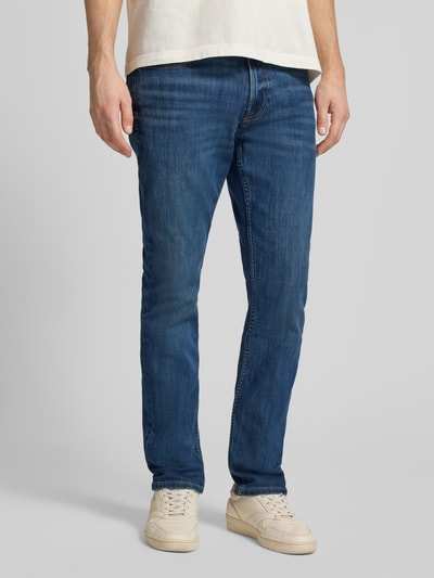 Männermodel trägt Slim Fit Jeans mit 5-Pocket-Design von Calvin Klein Jeans, Baumwoll-Mix mit Stretch-Anteil, Ganzkörperansicht von vorne.