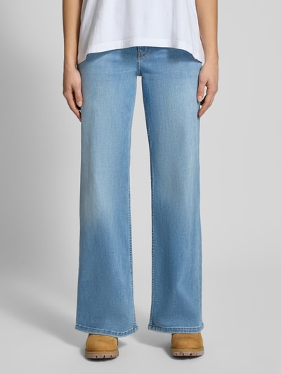Frauenmodel trägt Wide Fit Jeans im 5-Pocket-Design von Review aus elastischem Baumwoll-Mix in Hellblau, Ganzkörperansicht von vorne.