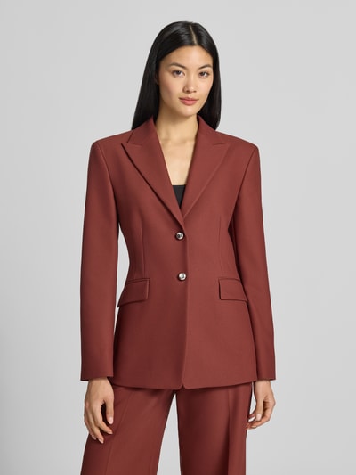 Frauenmodel trägt Regular Fit Longblazer mit Viskose-Anteil Modell 'Asmalla' von HUGO in Rotbraun, glatte Textur, Ganzkörperansicht von vorne. Damen Longblazer von HUGO.