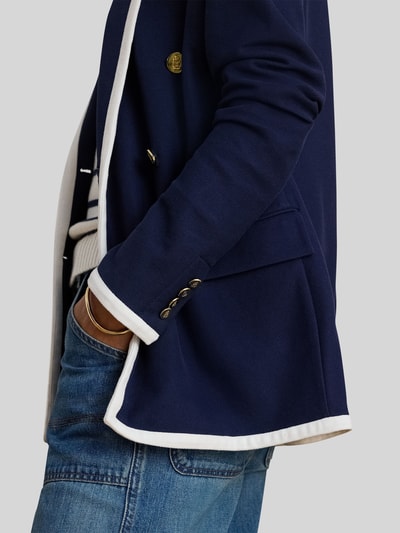 Frauenmodel trägt Regular Fit Longblazer aus Baumwoll-Mix von Lauren Ralph Lauren, dunkelblau mit Kontraststreifen, Pattentaschen, doppelreihige Knöpfe, unifarbene Optik, Nahaufnahme Oberkörper.