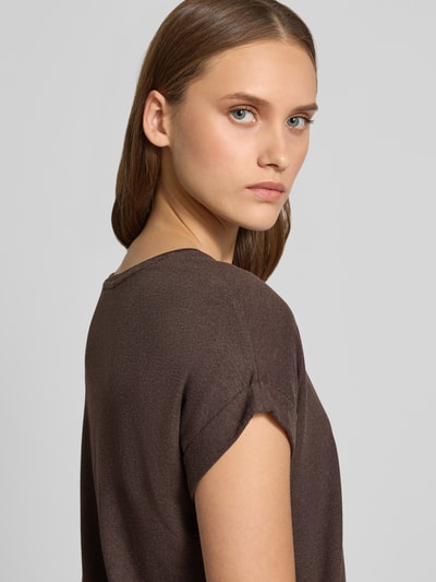 Frauenmodel trägt Regular Fit T-Shirt aus Viskose-Mix Modell 'MOSTER' von ONLY in Braun, feine Struktur, Damen T-Shirt von ONLY, Nahaufnahme Oberkörper