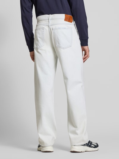 Männermodel trägt Straight Fit Jeans im Used-Look von Calvin Klein Jeans in heller Waschung, Baumwolle, Ganzkörperansicht Rückansicht.