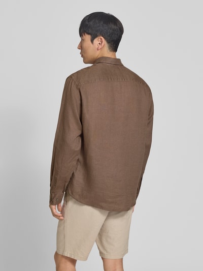 Männermodel trägt Regular Fit Leinenhemd aus reinen Leinen Modell 'Lawrence' von Jack & Jones Premium, braun, Ganzkörperansicht Rückansicht. Herren Leinenhemd, Kentkragen, langärmeliges Design, durchgängige Knopfleiste, Rückenlänge 74 cm, Schulterbreite 45 cm, Ärmellänge 66 cm.