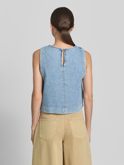 Frauenmodel trägt Blusentop in Denim-Optik mit Rundhalsausschnitt von Jake*s Casual aus Reine Baumwolle, Regular-Fit, Rückenlänge 46 cm, Ganzkörperansicht Rückansicht.
