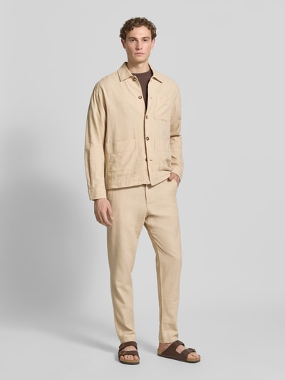 Männermodel trägt Oversized Hemdjacke aus Baumwoll-Leinen-Mix Modell 'OTTO BRODY' von SELECTED HOMME, Optik: Unifarben, Ganzkörperansicht von vorne.