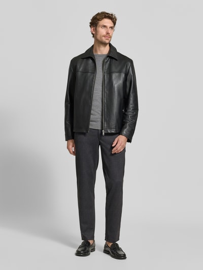 Männermodel trägt Regular Fit Stoffhose mit Viskose-Anteil Modell 'Phil' von Brax, gestreiftes Allover-Muster in dunklen Farbtönen, Jersey-Material, Knopf und verdeckter Reißverschluss, seitliche Eingrifftaschen, Ganzkörperansicht von vorne.
