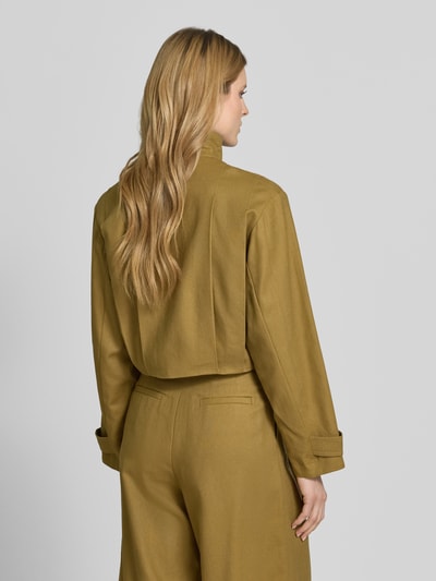 Frauenmodel trägt Cropped Jacke mit Stehkragen und Ärmelriegeln von Style Icon Collection aus Leinen-Baumwoll-Mix in Oliv, Ganzkörperansicht Rückansicht.