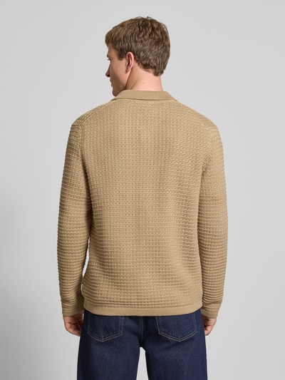 Männermodel trägt Regular Fit Strickjacke aus reiner Baumwolle von Marc O'Polo Denim, Optik: Unifarben, Struktur, Ganzkörperansicht Rückansicht.