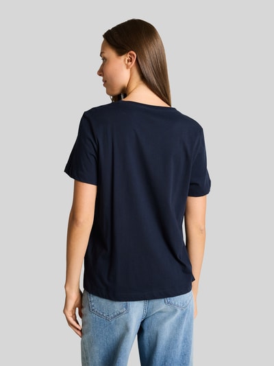 Frauenmodel trägt Regular Fit T-Shirt aus reiner Baumwolle von Tom Tailor in Optik: Unifarben mit Kurzarm aus Jersey, Ganzkörperansicht Rückansicht.