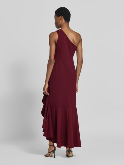 Vrouwenmodel draagt midi-jurk met siersteentjes van Adrianna Papell, elastische materiaalmix, getailleerd, met ruches en one-shoulder design, ruglengte maat 36: 110 cm, borstwijdte maat 36: 40 cm, bordeauxrood, volle lichaamsweergave achterkant.