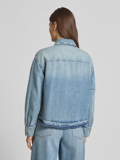 Modelka nosi Boxy Fit Jeansbluse mit Brusttasche von Luisa Cerano, bawełna-lyocell, jasnoniebieski, jedna kieszeń, widok z tyłu całej sylwetki.