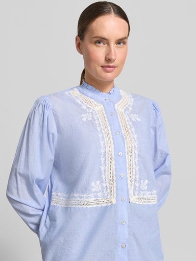 Frauenmodel trägt Bluse mit Rüschenärmeln Modell 'LEONINE' von Mango aus Reine Baumwolle, Straight Fit, Häkelspitze, Knopfleiste, Rüschenkragen, Rückenlänge bei Größe S 61 cm, Ärmellänge 61 cm, Nahaufnahme Oberkörper.