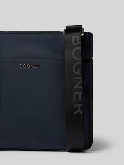 Produktfoto, Shoulder Bag mit Logo-Detail Modell 'Serena' von BOGNER in Dunkelblau, glatte Textur, Reißverschluss, verstellbarer Schulterriemen, Maße 28x28x3 cm, Länge Schulterriemen 118 cm.