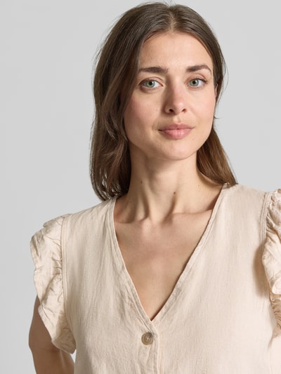 Frauenmodel trägt Regular Fit Bluse aus Leinen-Viskose-Mix mit Rüschen von B.Young, V-Ausschnitt, Knopfleiste, Nahaufnahme Oberkörper.