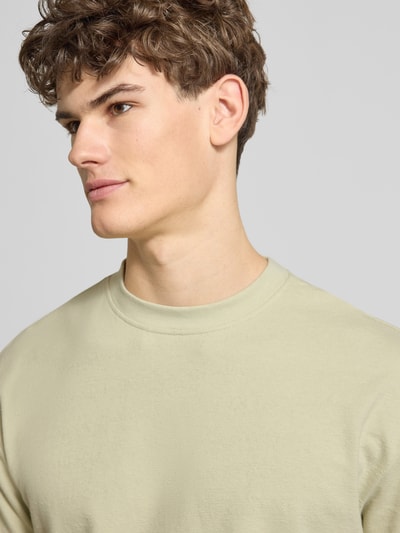 Männermodel trägt T-Shirt mit Rundhalsausschnitt Modell 'KAISER' von Blend in Beige, reine Baumwolle, Nahaufnahme Oberkörper, Relaxed Fit.