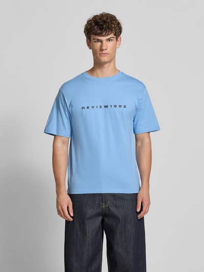 REVIEW T-Shirt mit Label-Print Hellblau 4