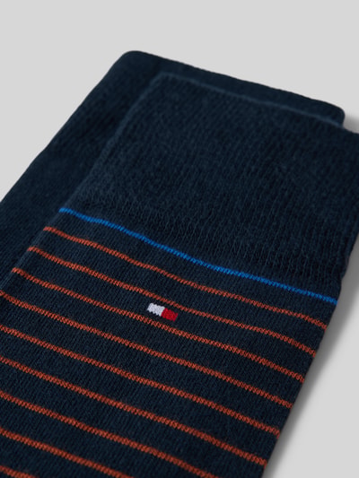 Produktfoto, zestaw 2 szt. skarpety z mieszanki bawełny, model 'MEN SMALL STRIPE SOCK' od Tommy Hilfiger, granatowy z cienkimi pomarańczowymi paskami, tekstura miękka, kontekst: skarpety męskie od Tommy Hilfiger