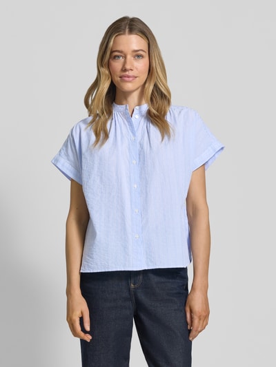 Kobiece modelka nosi Regular Fit Bluse mit Stehkragen od Milano Italy z bawełny, listwa guzikowa, krótkie rękawy, przód, ujęcie całopostaciowe.