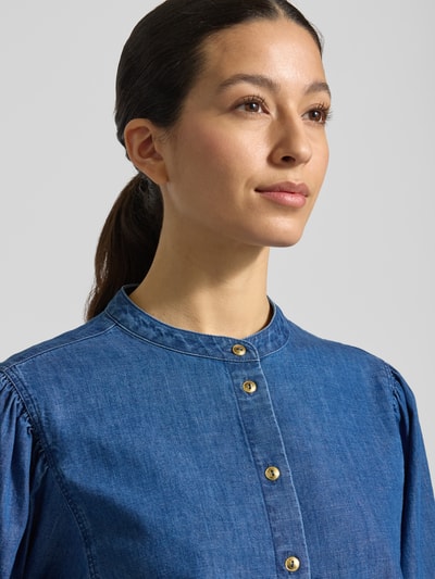 Frauenmodel trägt Regular Fit Bluse im Denim-Look Modell 'Valeria' von Brax aus reiner Baumwolle, Rundhalsausschnitt, Nahaufnahme Oberkörper.