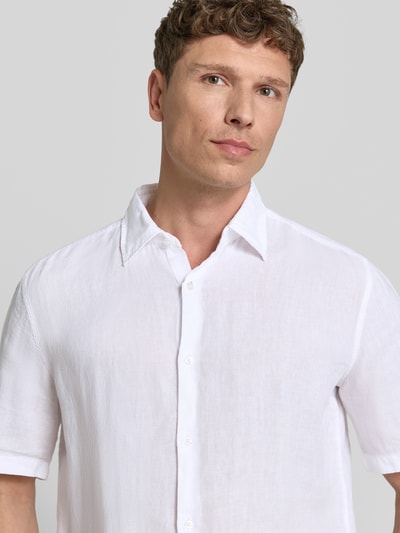 Männermodel trägt Regular Fit Leinenhemd mit kurzem Arm Modell 'RASH_2_M' von BOSS Orange, Optik: Unifarben, Kentkragen, Nahaufnahme Oberkörper