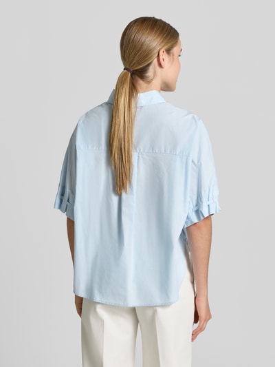 Frauenmodel trägt Relaxed Fit Bluse mit verdeckter Knopfleiste Modell 'Finoa' von OPUS aus reiner Baumwolle, Hellblau, Ganzkörperansicht Rückansicht.