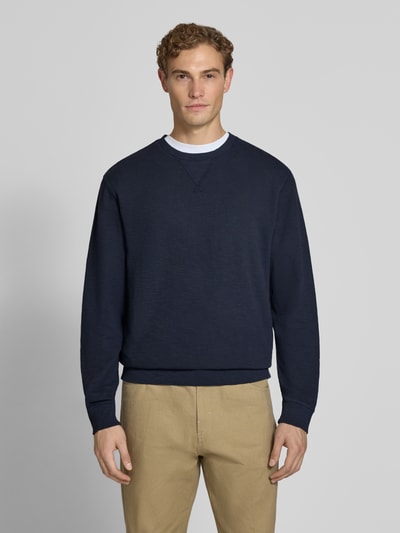 Mannelijk model draagt Regular Fit Sweatshirt aus Baumwoll-Mix van Scotch & Soda in donkerblauw katoenmix, ronde hals, elastische boordjes, Heren sweatshirt, ruglengte maat M 61 cm, mouwlengte maat M 70 cm, frontale opname, bustelange.