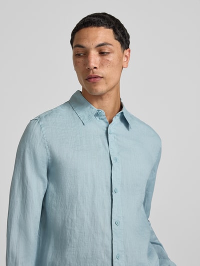 Männermodel trägt Regular-Fit Leinenhemd mit Kentkragen Modell 'FLYNN' von Only & Sons in hellblau, Herren, Nahaufnahme Oberkörper.