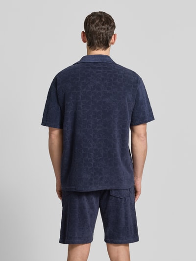 Männermodel trägt Regular Fit Freizeithemd mit Strukturmuster von MCNEAL in Dunkelblau, Baumwoll-Mix, Rückenansicht, Ganzkörperansicht Rückansicht.