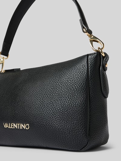 Produktfoto, Shoulder Bag mit Logo-Applikation Modell 'Brixton' van VALENTINO BAGS, zwarte leder-look met structuur, goudkleurig logo, detailopname.