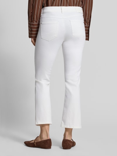 Frauenmodel trägt Jeans in verkürzter Passform Modell 'Lene' von Angels, weiß, Baumwoll-Mix mit Stretch-Anteil, Used-Look, Ganzkörperansicht Rückansicht.