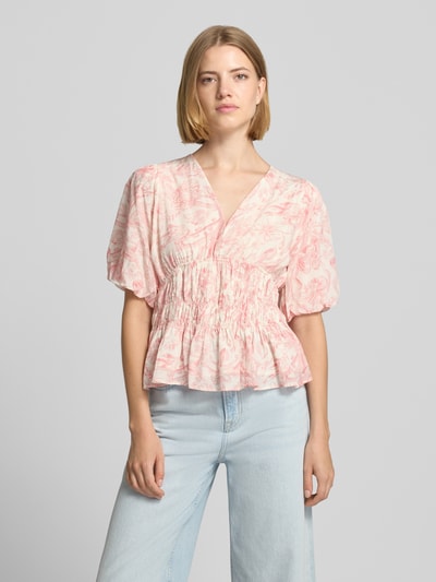 Vrouwenmodel draagt Blusenshirt met Puffärmeln und V-Ausschnitt Modell 'Minutti' van Neo Noir in roze all-over look, katoen- en viscosemix, getailleerd model, v-hals, pofmouwen, Ruglengte maat 36: 54 cm, Mouwlengte maat 36: 25 cm, Ganzkörperansicht van voren.