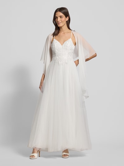 Frauenmodel trägt Stola aus Chiffon mit Knopfverschluss von Vera Mont, fließender Stoff, helle Farben, Ganzkörperansicht von vorne.