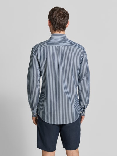 Mannenmodel draagt Slim Fit vrijetijdsoverhemd met button-downkraag van Fynch-Hatton, blauw-wit all-over look, puur katoen, borstzak, labelstitching, ruglengte maat M 80 cm, schouderbreedte 52 cm, mouwlengte 68 cm, geheel zicht van achteren