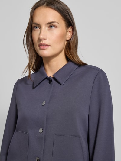 Frauenmodel trägt Regular Fit Kurzblazer aus Viskose-Mix von s.Oliver BLACK LABEL, Optik: Unifarben, Nahaufnahme Oberkörper.