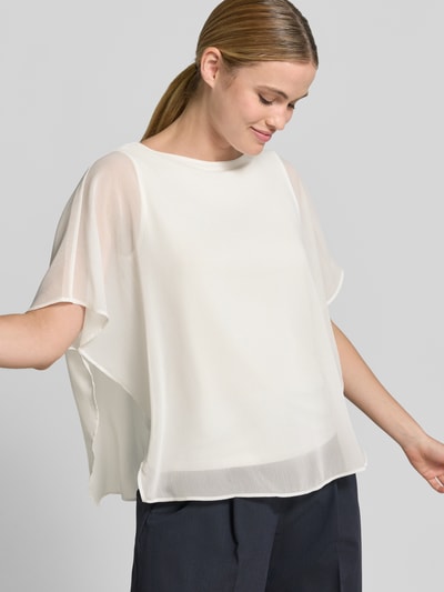 Frauenmodel trägt Loose Fit Top aus Viskose-Mix von s.Oliver BLACK LABEL, unifarben, Chiffon, U-Boot-Ausschnitt, Ganzkörperansicht von vorne.