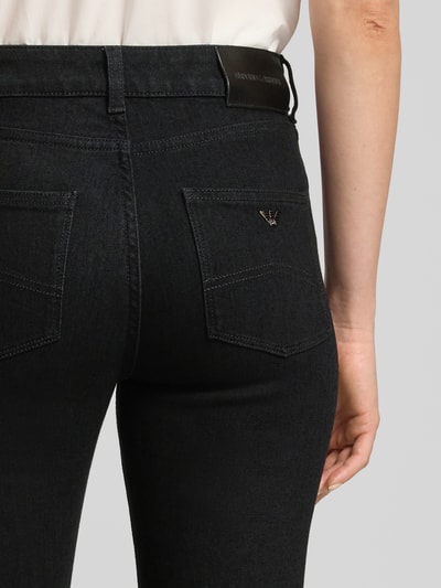 Frauenmodel trägt Slim Fit Jeans mit Eingrifftaschen von Emporio Armani in Schwarz, Baumwoll-Elasthan-Mix, Nahaufnahme Rückansicht.
