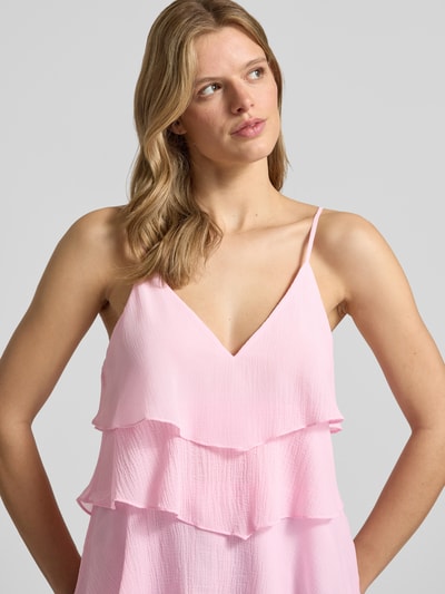 Vrouwenmodel draagt Regular Fit Trägertop met Volants Modell 'LINN' van Only, effen roze, V-hals, verstelbare spaghettibandjes, close-up bovenlichaam