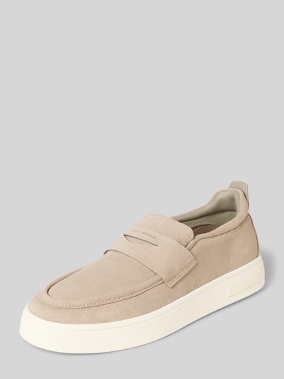 Produktfoto, Loafer aus echtem Leder Modell 'London' von Armani Exchange in Beige mit abgerundeter Passform, glatter Sohle, 4 cm Absatzhöhe, 8 cm Schafthöhe und 13 cm Schaftweite bei Größe 44, samtiger Look und klare Linien auf grauem Hintergrund.