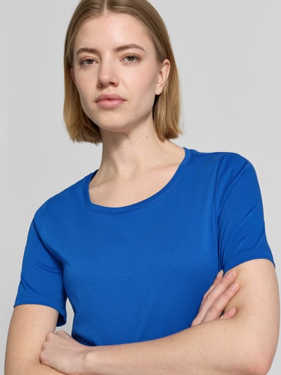 Frauenmodel trägt Regular Fit T-Shirt aus reinem Baumwoll-Interlockjersey von s.Oliver RED LABEL, unifarben in kräftigem Blau, Kurzarm, Rundhals, glatte Textur, Nahaufnahme Oberkörper.